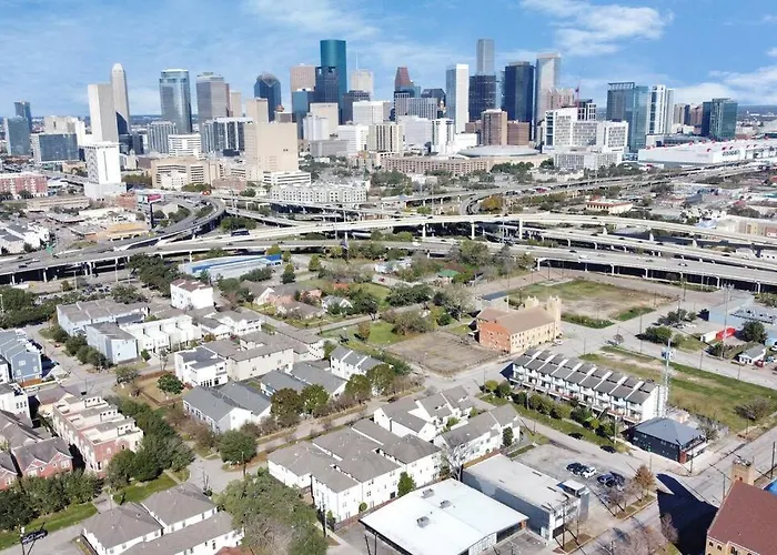 3Br/3.5Ba Three Story East Downtown Townhouse With View