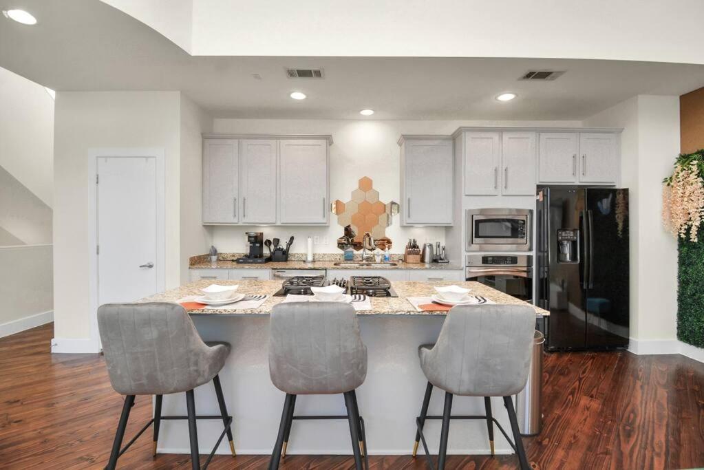 Holiday home 3br/3.5ba Three Story East Downtown Townhouse With View *