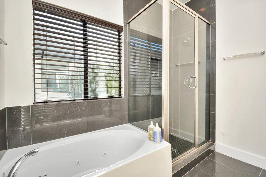 3br/3.5ba Three Story East Downtown Townhouse With View Houston