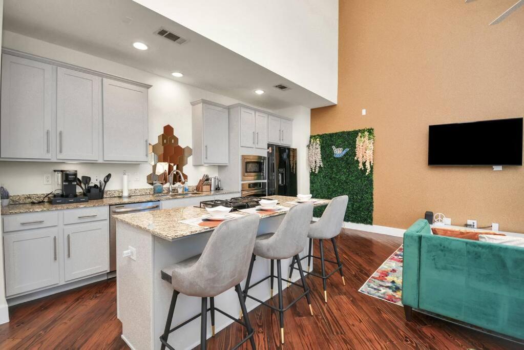 3br/3.5ba Three Story East Downtown Townhouse With View Houston