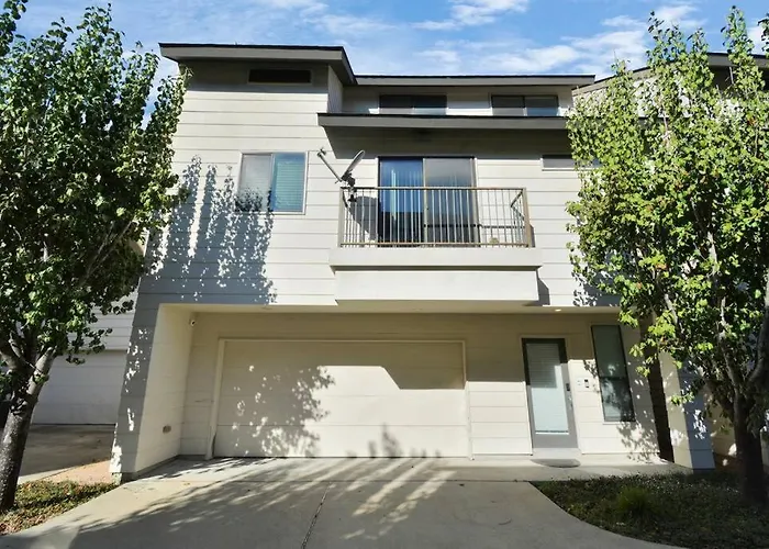 3Br/3.5Ba Three Story East Downtown Townhouse With View