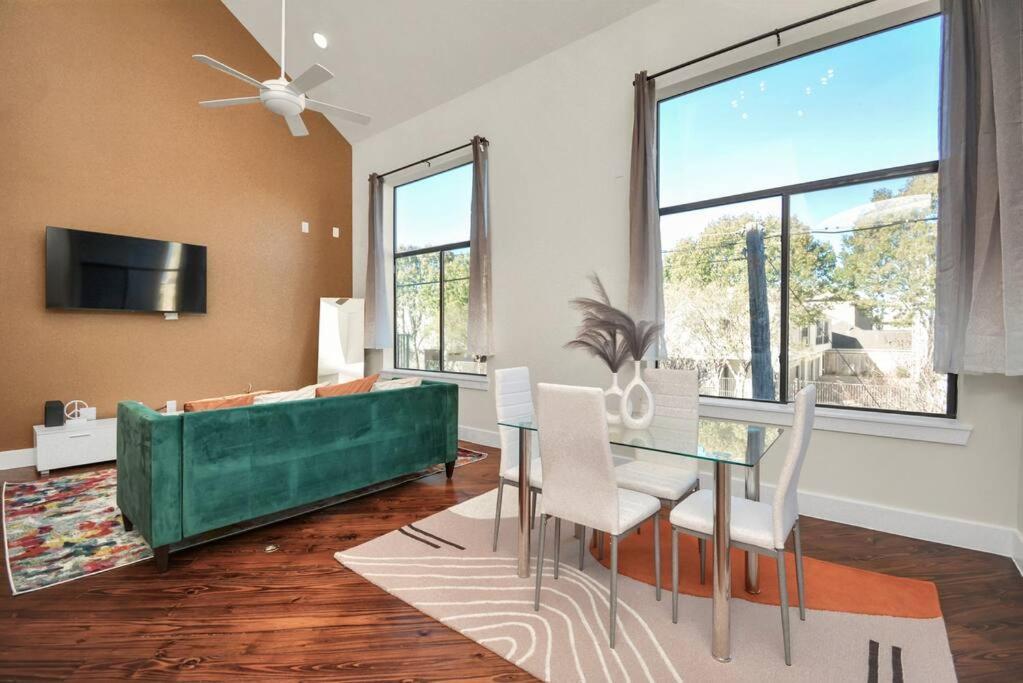 Сasa de vacaciones 3br/3.5ba Three Story East Downtown Townhouse With View
