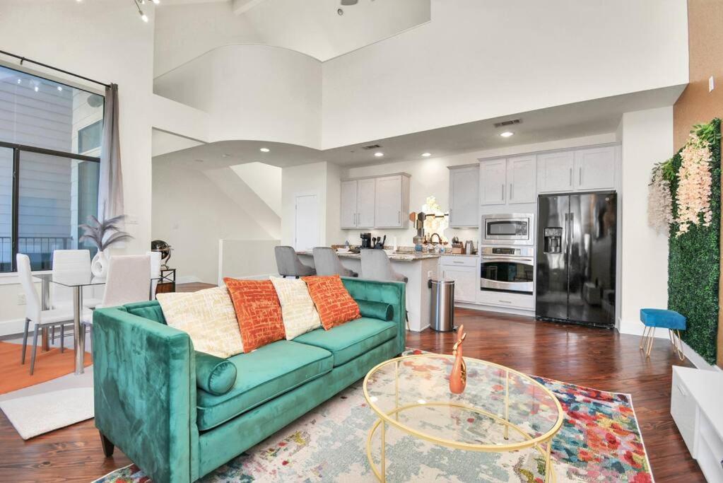 Сasa de vacaciones 3br/3.5ba Three Story East Downtown Townhouse With View *