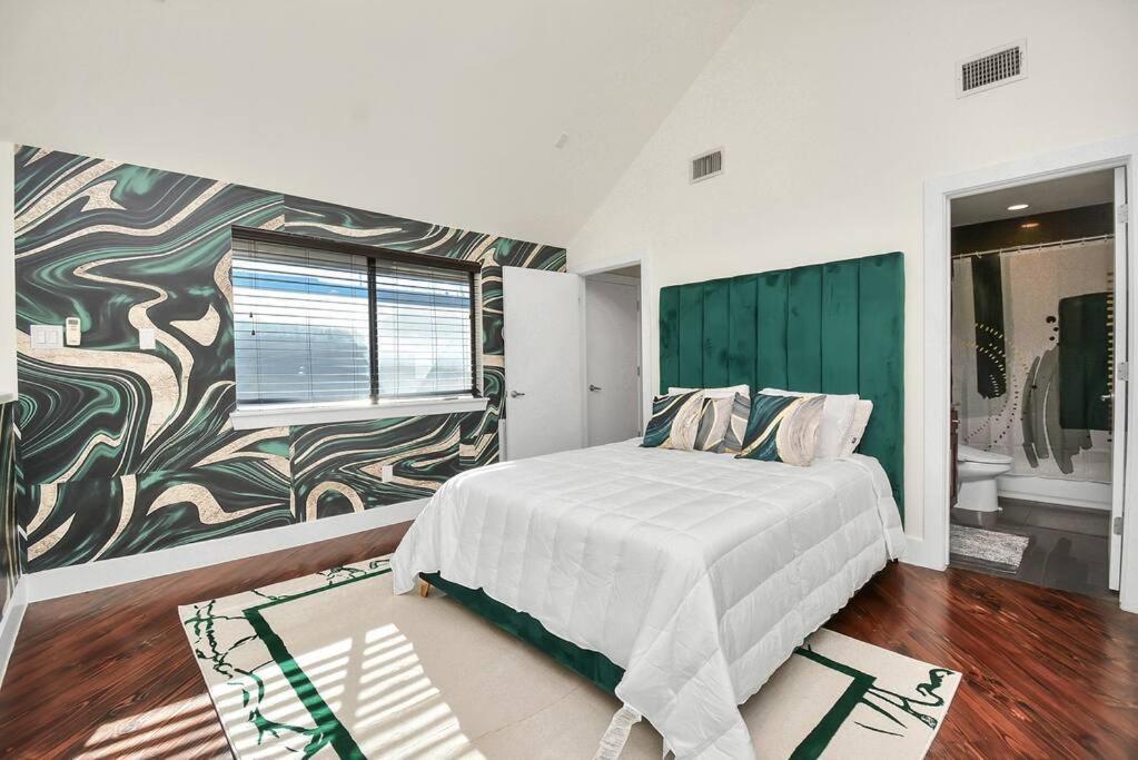 3br/3.5ba Three Story East Downtown Townhouse With View *