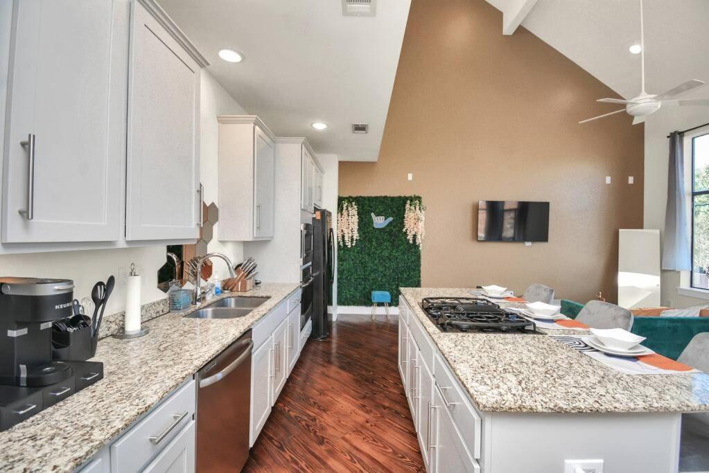 3br/3.5ba Three Story East Downtown Townhouse With View Сasa de vacaciones