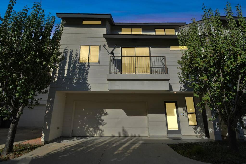 Сasa de vacaciones 3br/3.5ba Three Story East Downtown Townhouse With View
