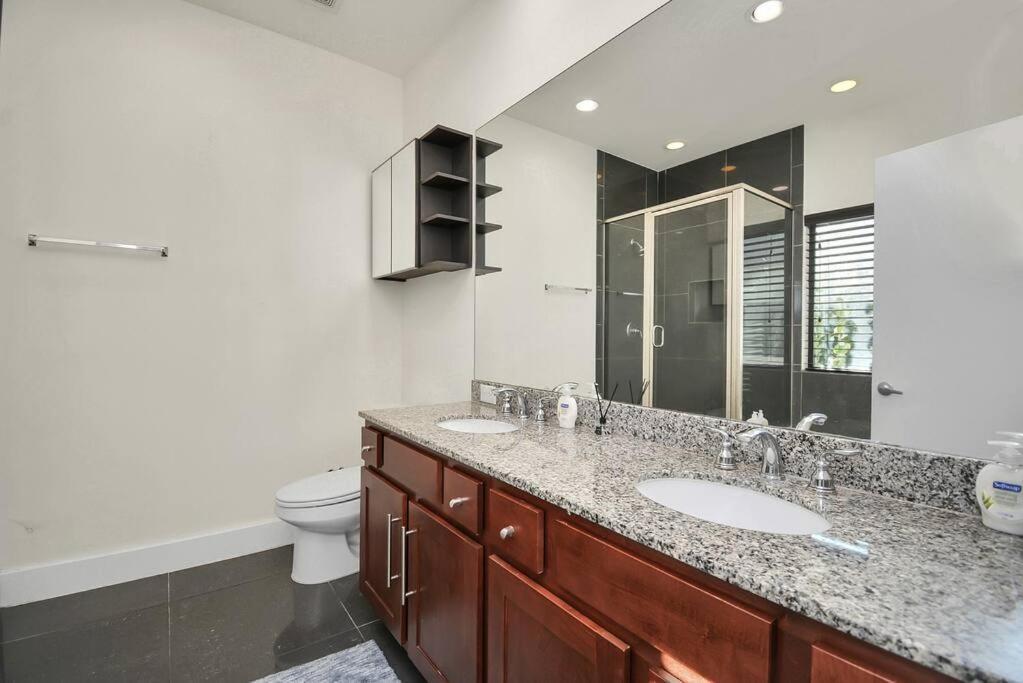 3br/3.5ba Three Story East Downtown Townhouse With View Сasa de vacaciones
